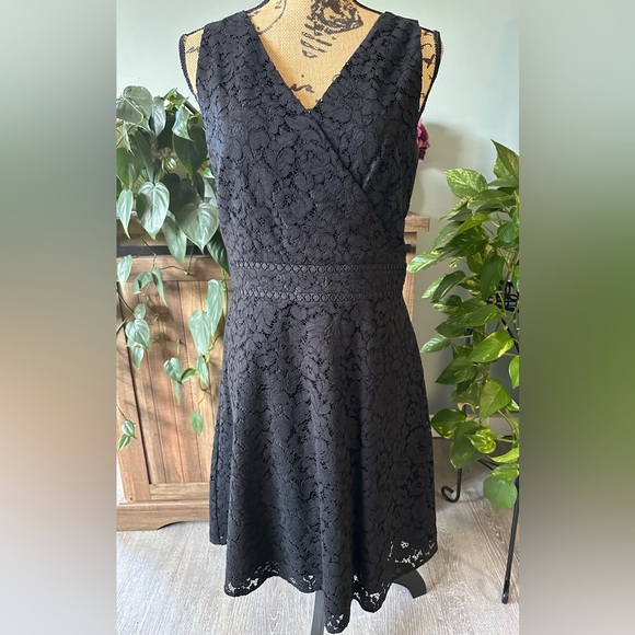 LOFT Black Lace V-Neck Lace Dress. Size 8, NWT. - Picture 3 of 6